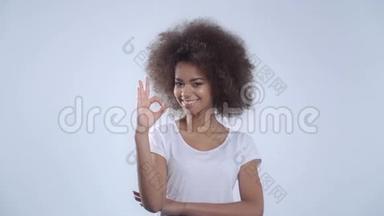 美丽的年轻非洲裔美国女孩显示<strong>OK手势</strong>，孤立在白色背景上。